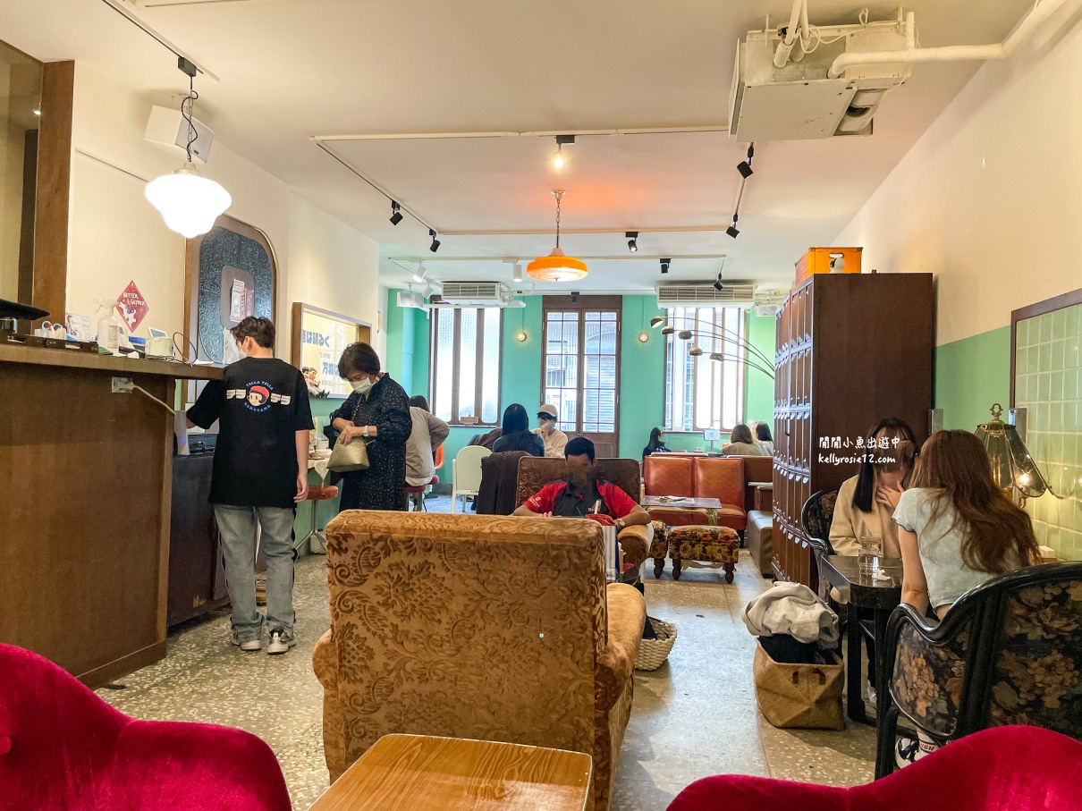 Tella Tella Cafe｜赤峰街上的老派咖啡廳，昭和復古風咖啡廳，好吃紅絲絨蛋糕 @閒閒小魚出遊中