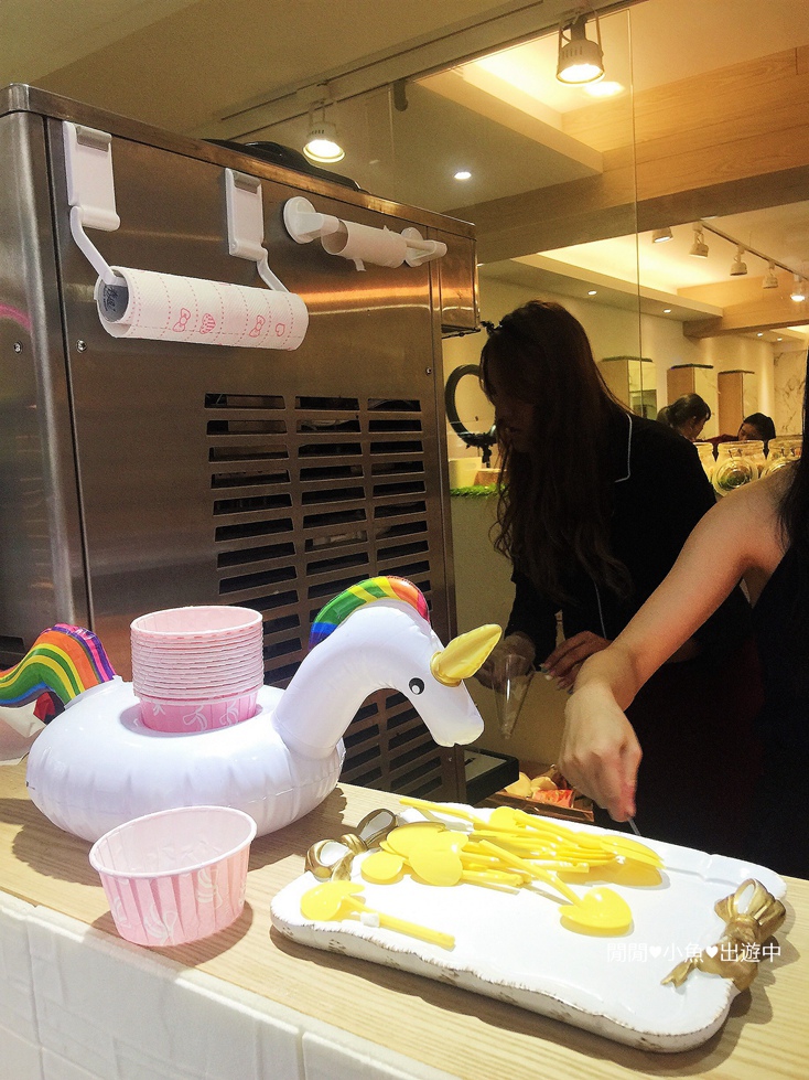 [中山站餐廳]。Uni Cone魔法棒冰淇淋。獨角獸, 美人魚, IG打卡熱點, 客製化冰淇淋, 超美超夢幻的魔法冰淇淋 @閒閒小魚出遊中