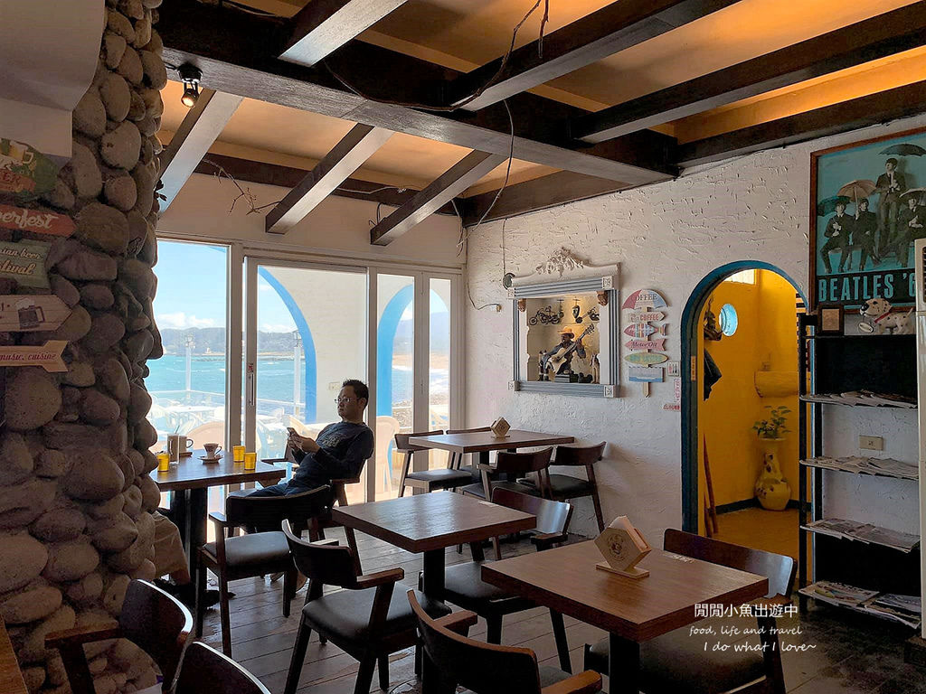 【北海岸金山】中角灣咖啡廳。讓咖啡香伴你沉醉在海天一色的美景中 @閒閒小魚出遊中