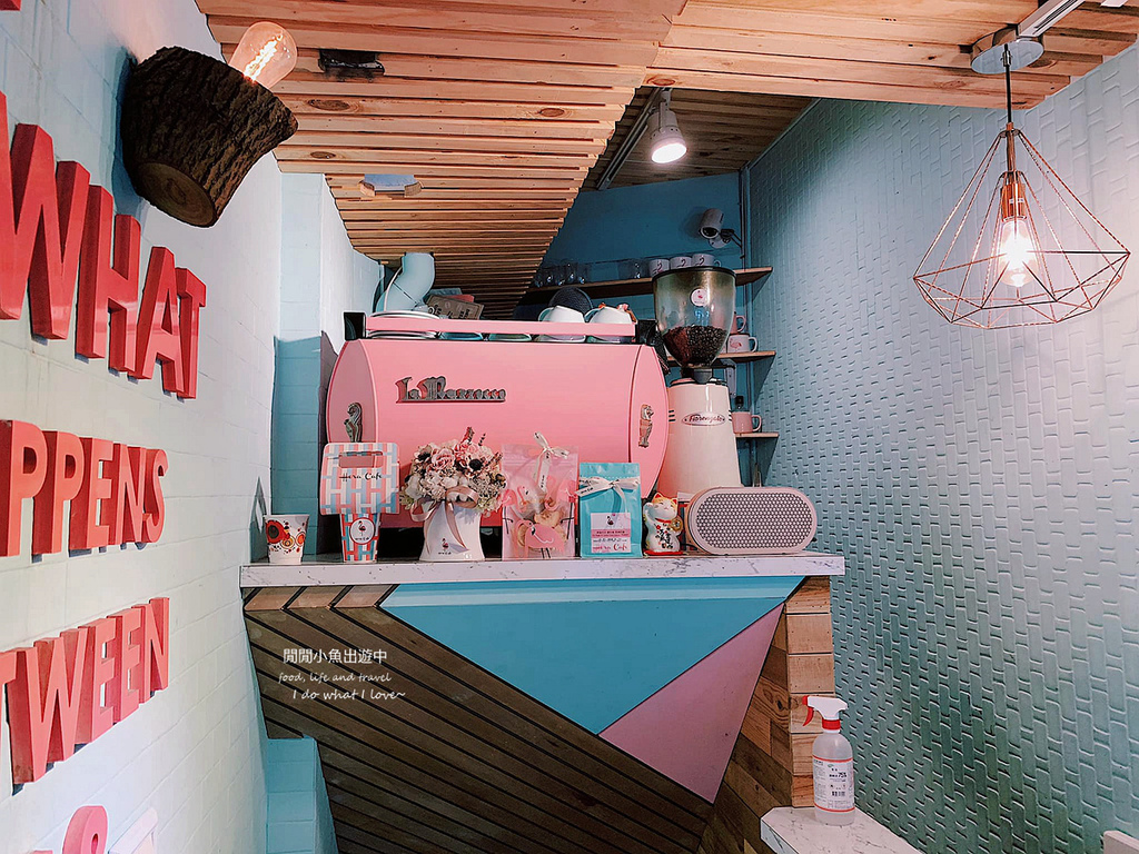 【中山站美食】Hera Cafe。隱藏在赤峰街巷弄裡的不限時粉紅夢幻系甜點咖啡廳、下午茶、網美IG打卡餐廳 @閒閒小魚出遊中