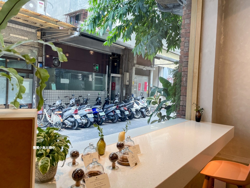【中山站咖啡廳】Moshi Cafe。赤峰街老宅咖啡廳，古樸紅磚牆與時尚純白的結合 @閒閒小魚出遊中