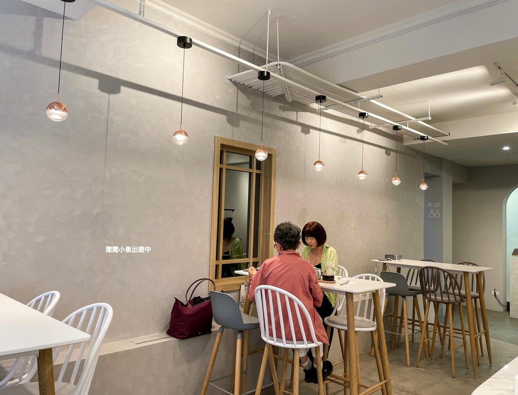 【中山站咖啡廳】Moshi Cafe。赤峰街老宅咖啡廳，古樸紅磚牆與時尚純白的結合 @閒閒小魚出遊中